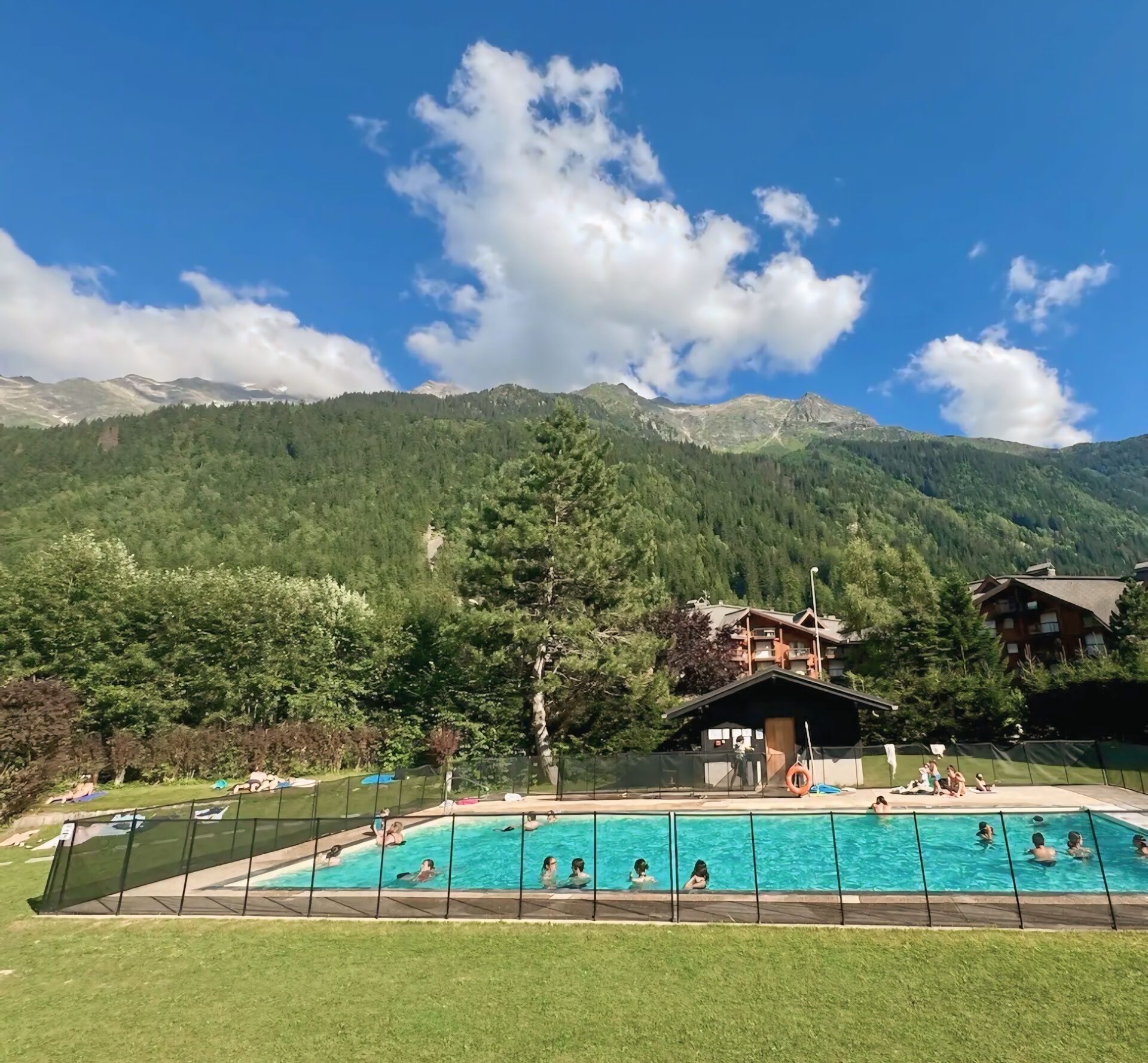 Piscine extérieure chauffée de la résidence Le Hameau du Lay aux Contamines en été