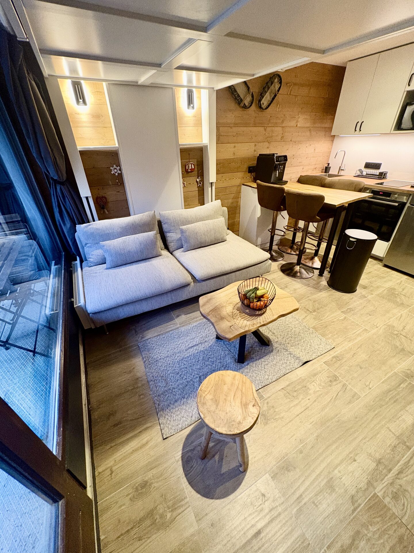 Salon et cuisine ouverte du studio premium aux Contamines-Montjoie
